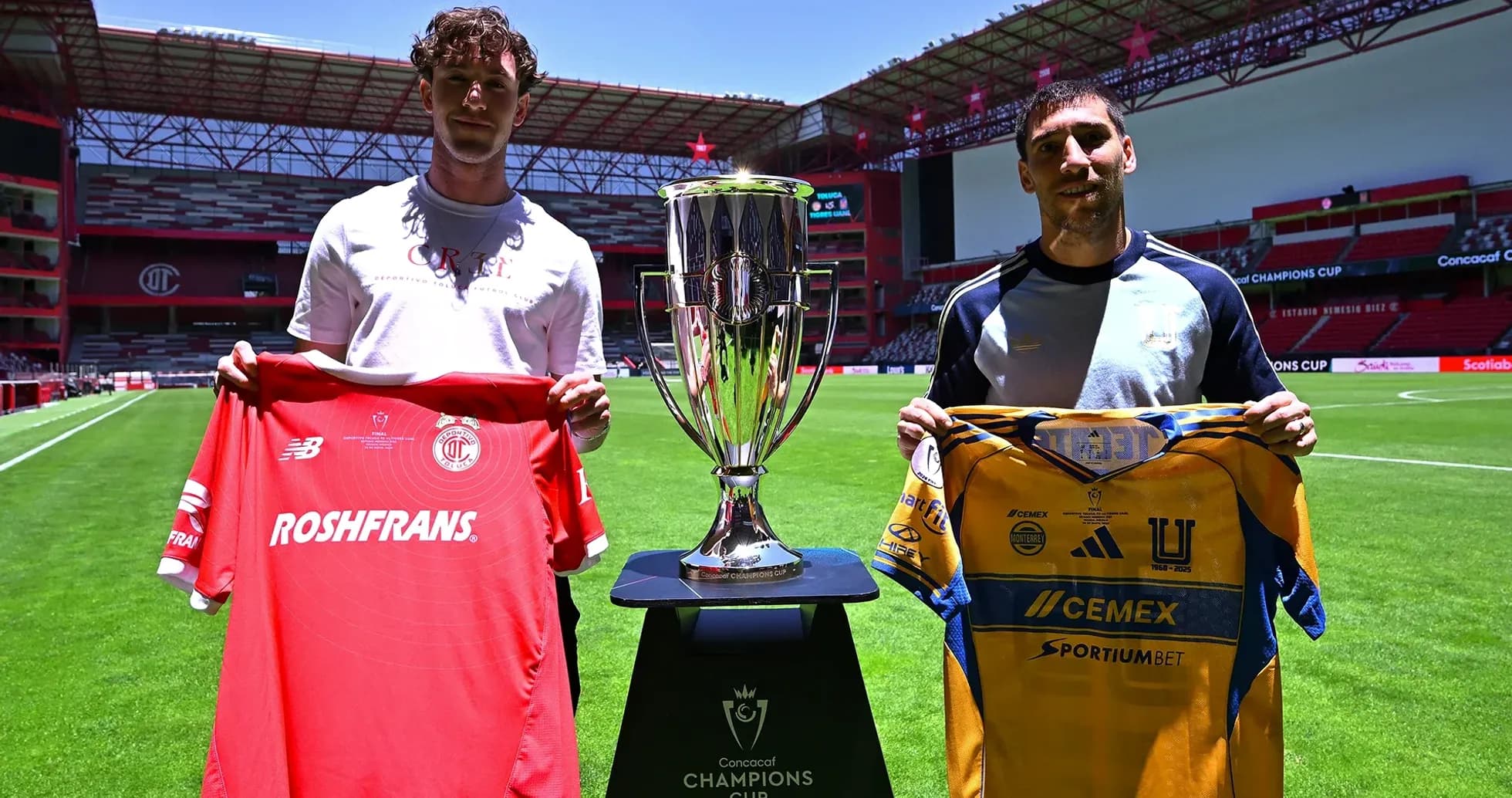 Jugadores de Toluca y Tigres con trofeo Jugadores de Toluca y Tigres con trofeo