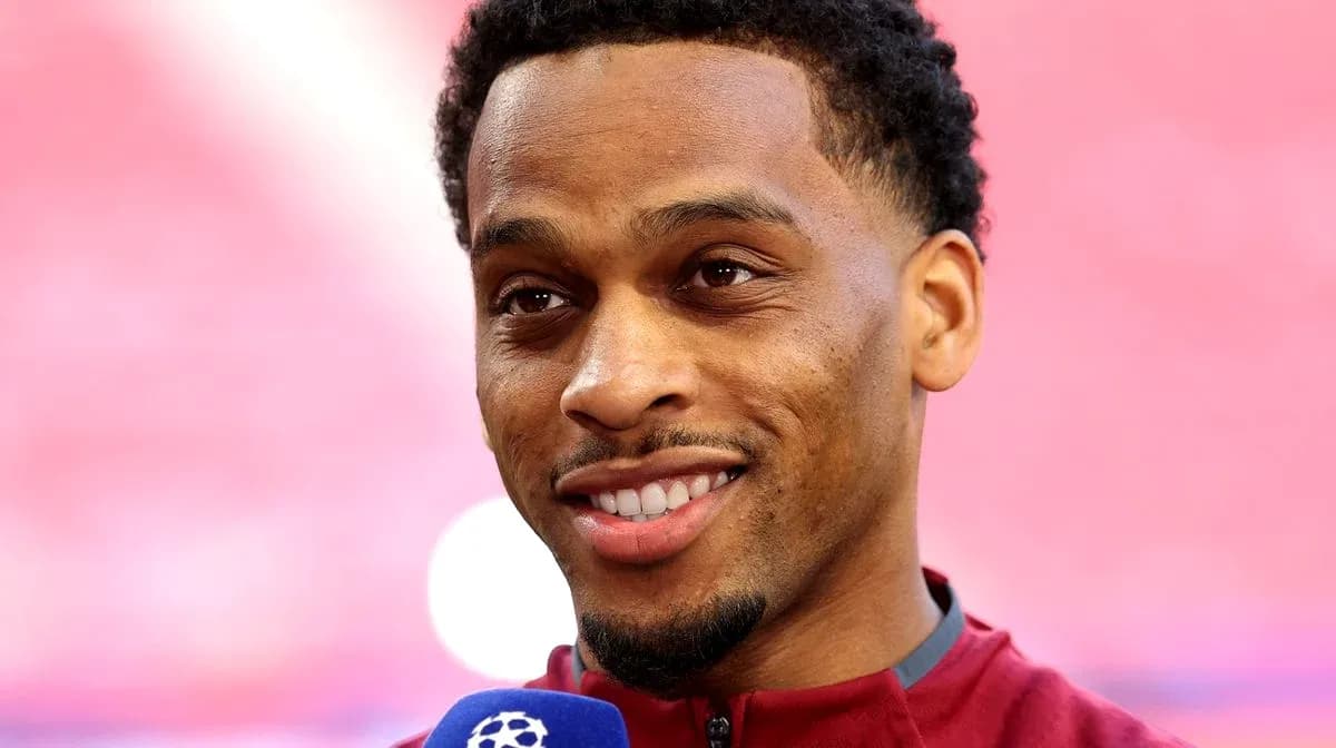 Jugador sonriendo durante una entrevista previa al partido Jugador sonriendo durante una entrevista previa al partido