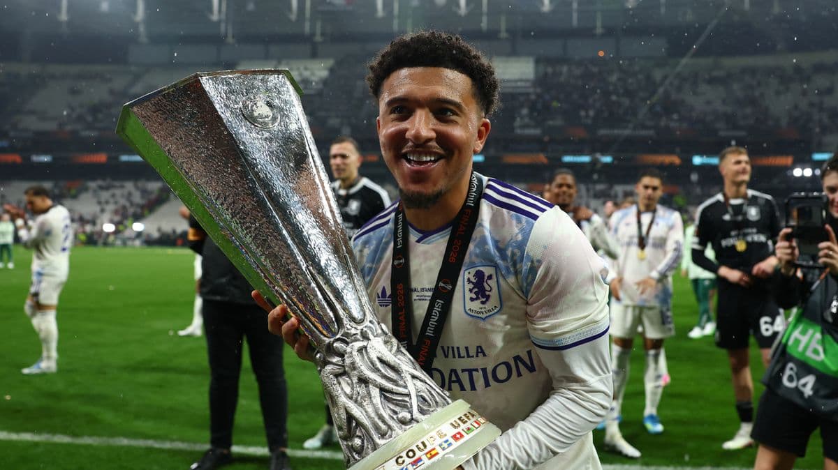 Jugador sosteniendo el trofeo de la UEFA Europa League Jugador sosteniendo el trofeo de la UEFA Europa League