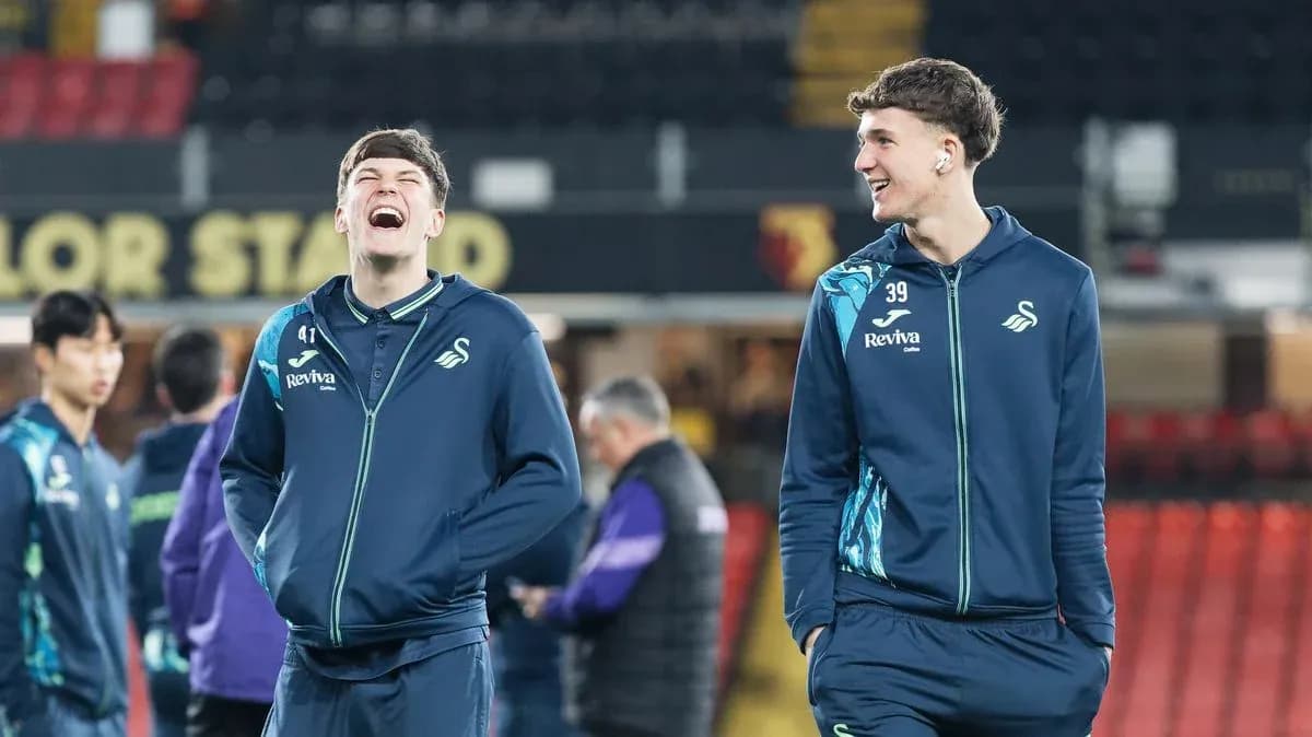 Jugadores de Swansea City riendo en el campo Jugadores de Swansea City riendo en el campo