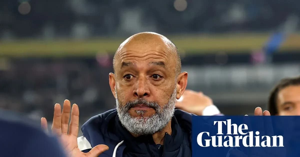 Entrenador gesticulando durante un partido de fútbol Entrenador gesticulando durante un partido de fútbol