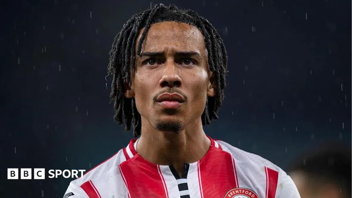 Jugador de Brentford en partido bajo la lluvia Jugador de Brentford en partido bajo la lluvia