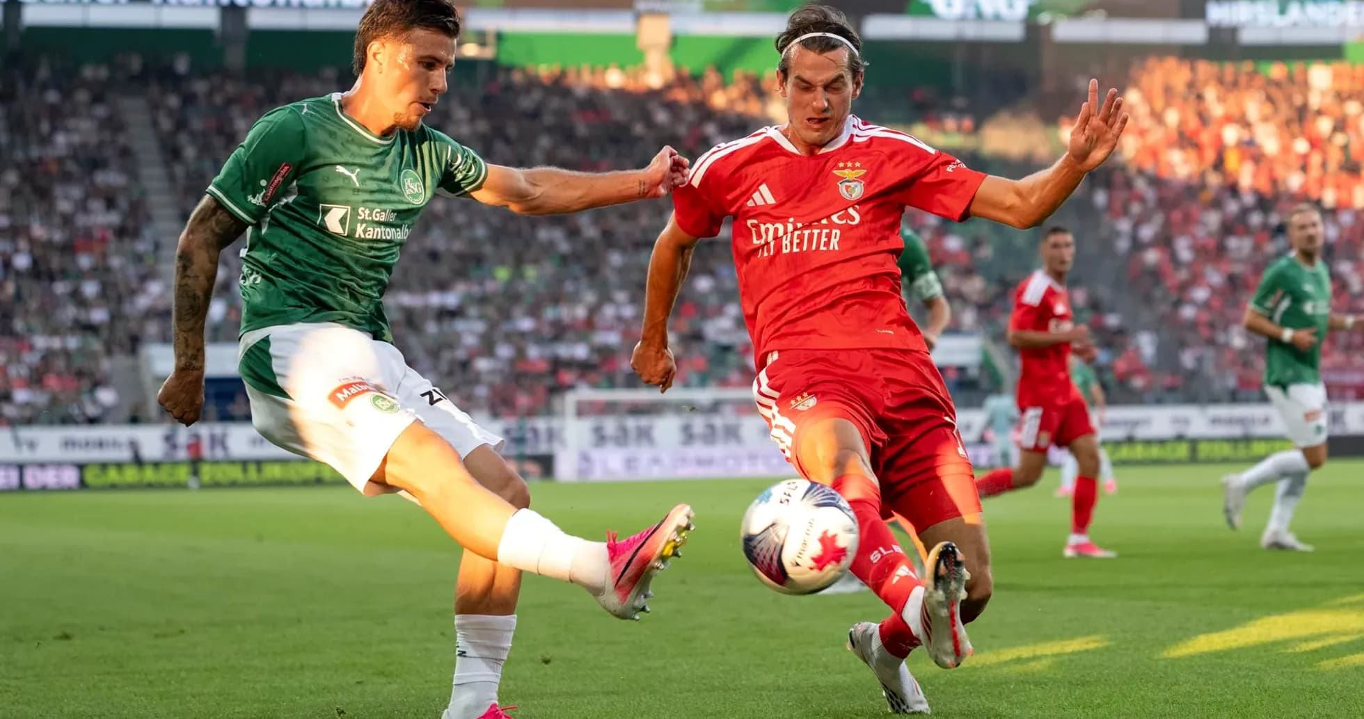 Jugadores de FC St. Gallen y Benfica compitiendo Jugadores de FC St. Gallen y Benfica compitiendo