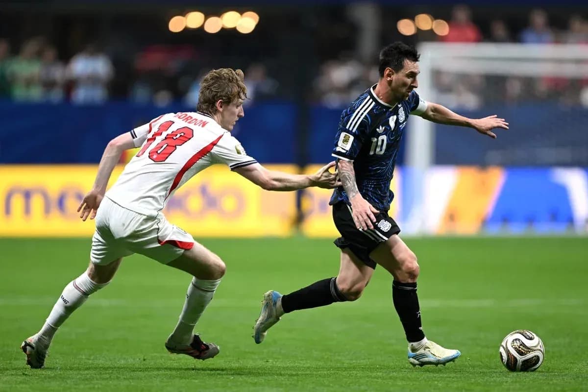 Jugador de Argentina driblando mientras es marcado Jugador de Argentina driblando mientras es marcado