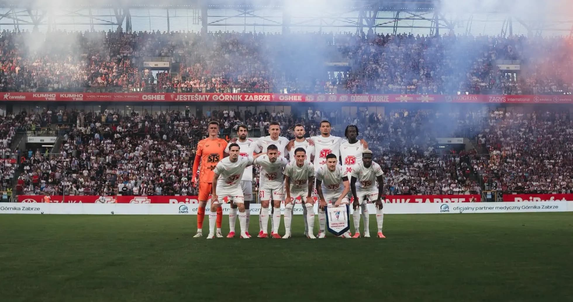 Equipo de Gornik Zabrze posando antes del partido Equipo de Gornik Zabrze posando antes del partido
