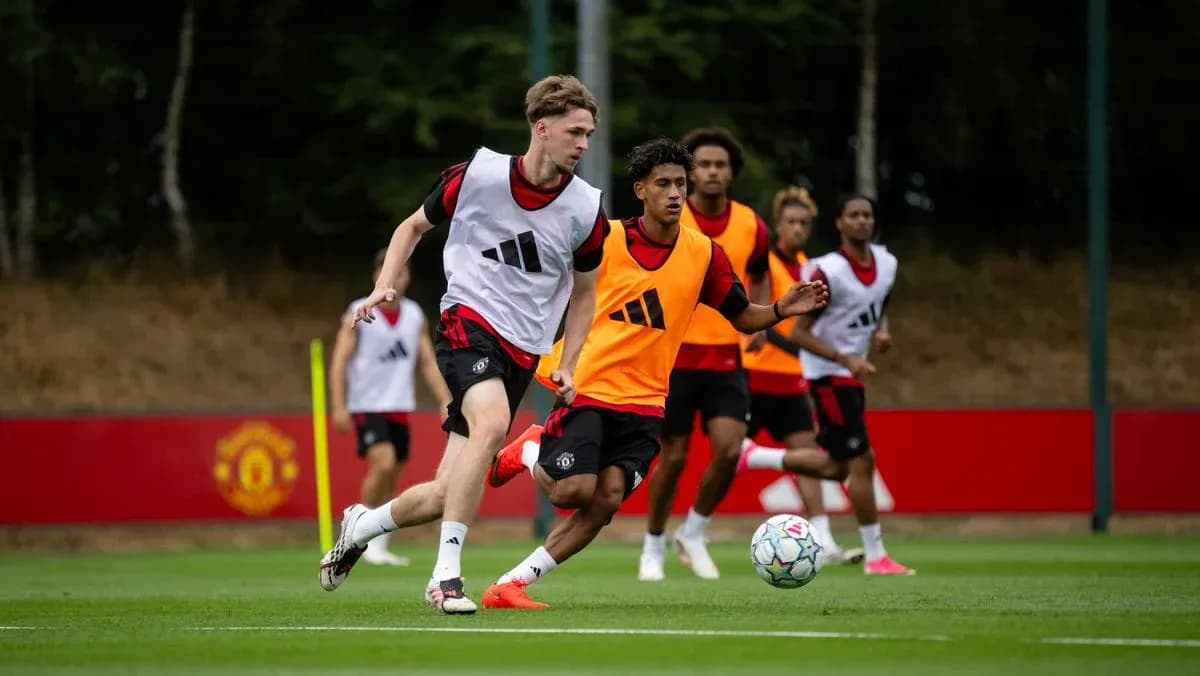 Jugadores de Manchester United entrenando en el campo Jugadores de Manchester United entrenando en el campo