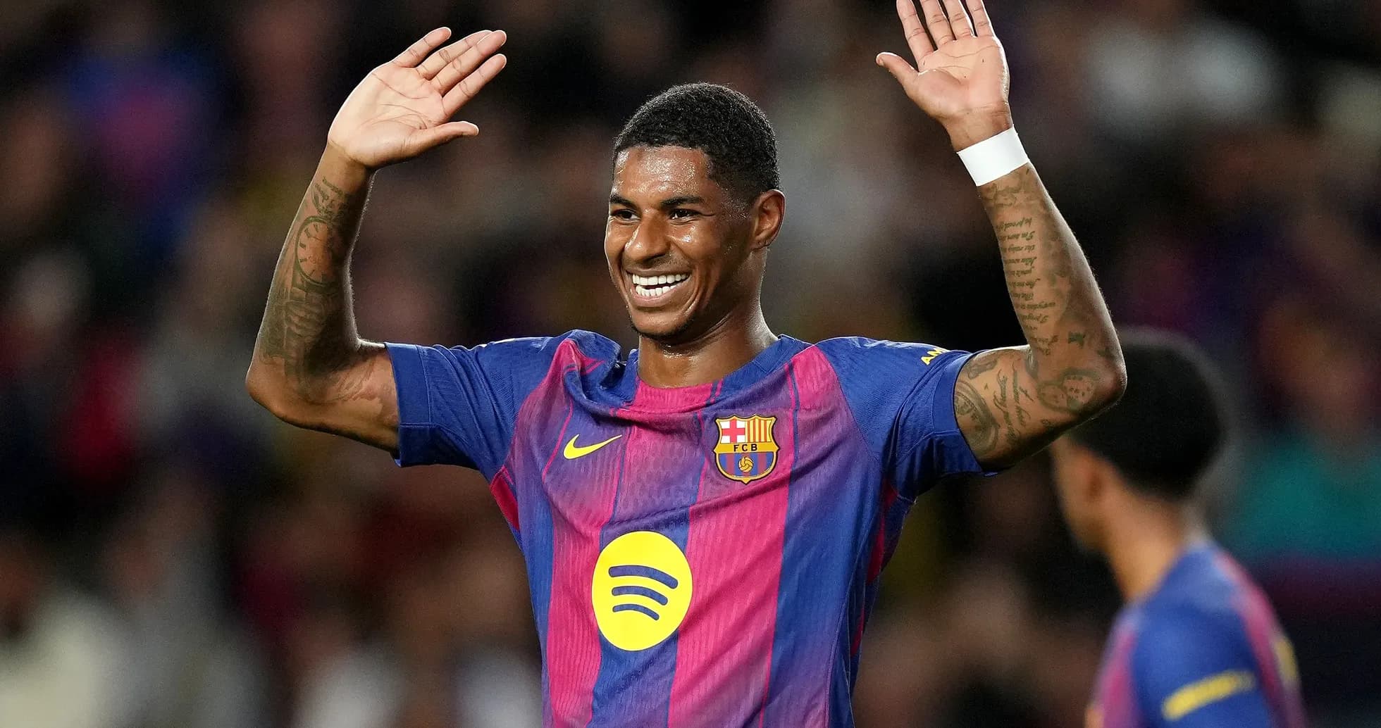 Jugador del Barcelona saludando al público durante el partido Jugador del Barcelona saludando al público durante el partido