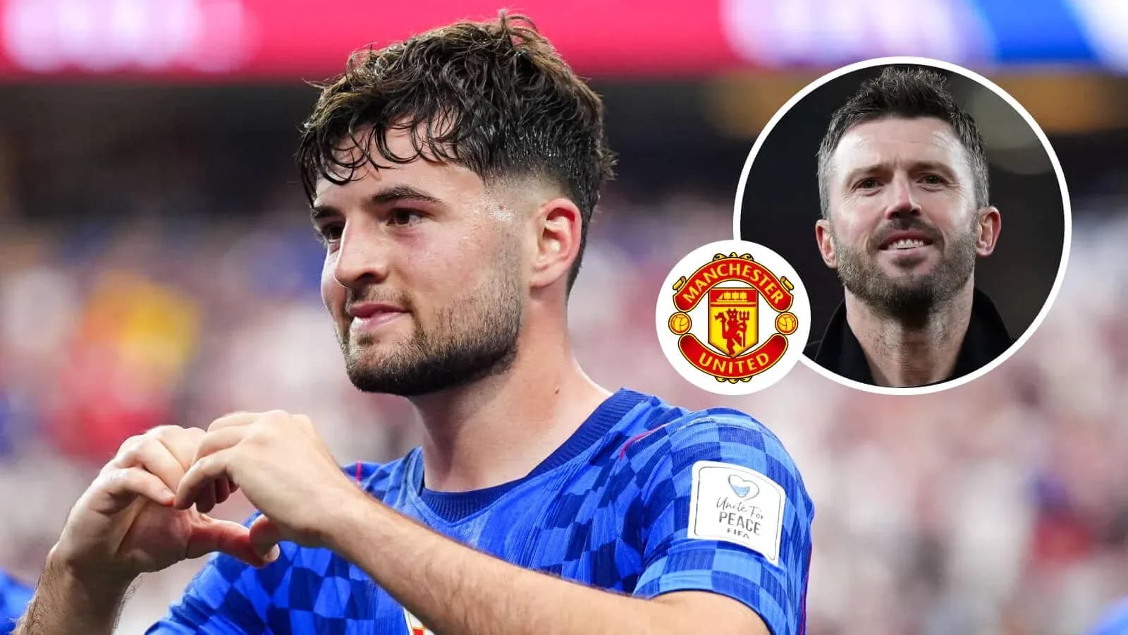 Jugador de Manchester United haciendo un corazón con las manos Jugador de Manchester United haciendo un corazón con las manos