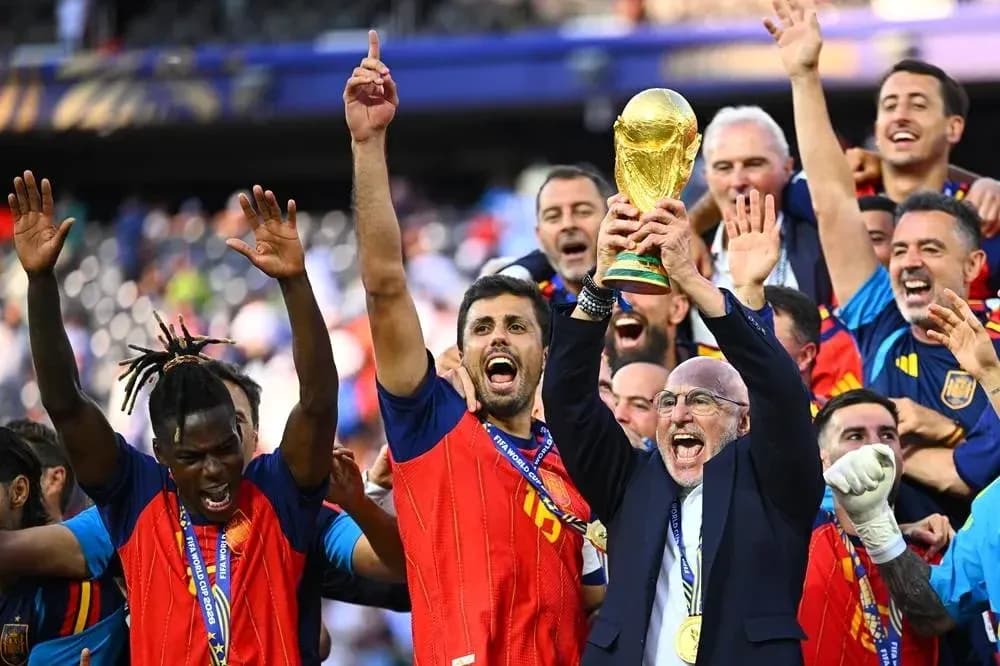 Equipo español celebrando con el trofeo de la Copa Mundial Equipo español celebrando con el trofeo de la Copa Mundial