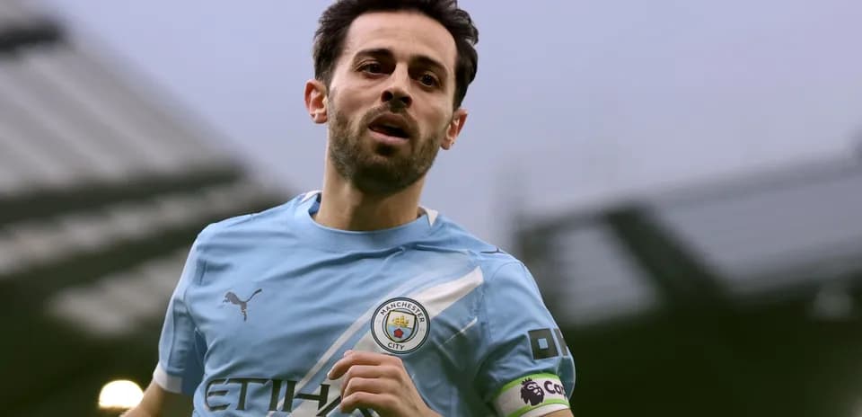 Jugador de Manchester City corriendo en el campo Jugador de Manchester City corriendo en el campo