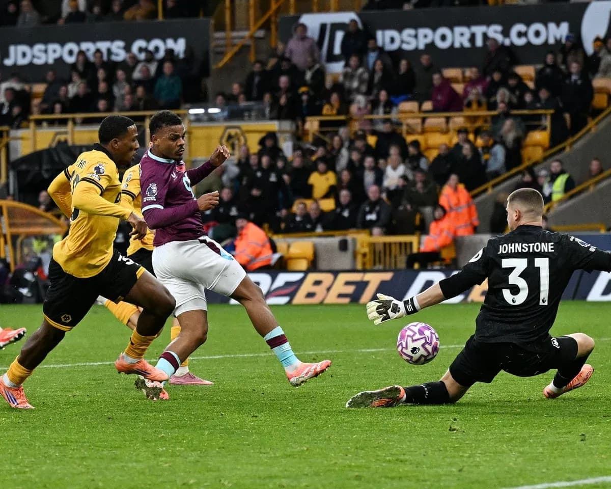 Jugador de Burnley disparando a portería Jugador de Burnley disparando a portería