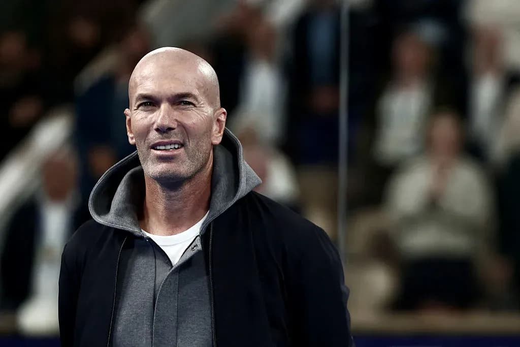 Zinedine Zidane sonriendo en evento deportivo Zinedine Zidane sonriendo en evento deportivo