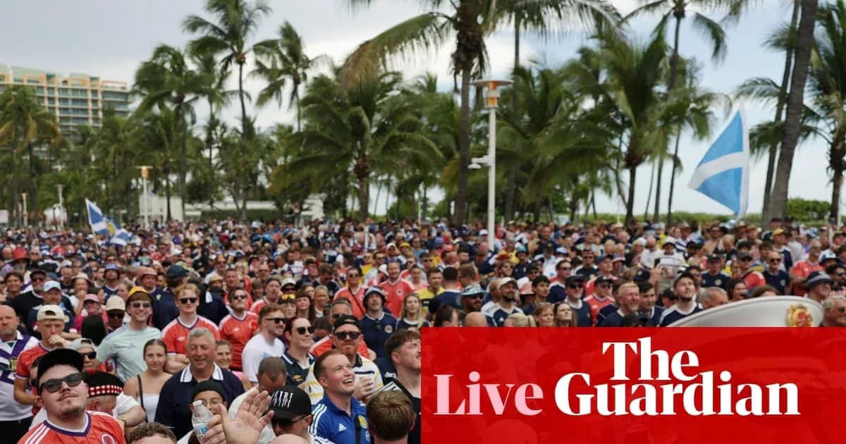 Multitud de aficionados en un evento deportivo al aire libre Multitud de aficionados en un evento deportivo al aire libre