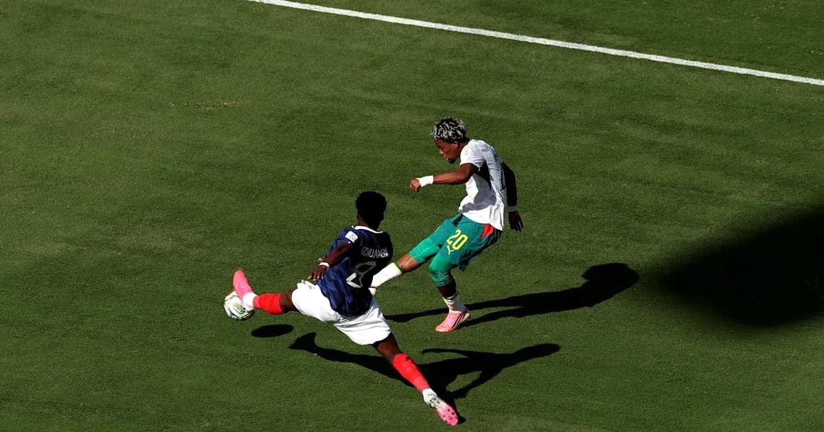 Jugador evitando una entrada durante un partido de fútbol Jugador evitando una entrada durante un partido de fútbol