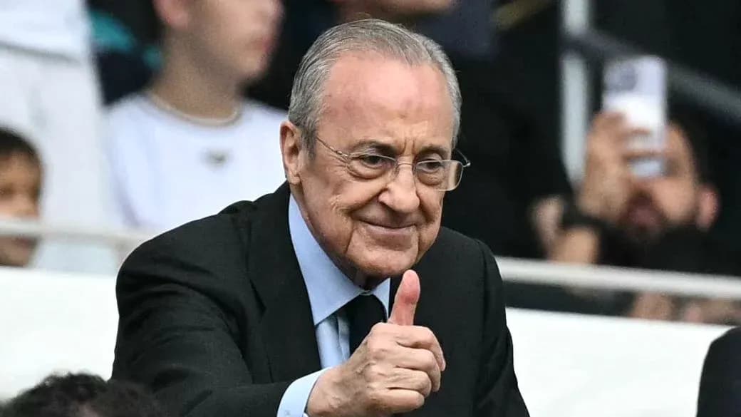 Hombre sonriendo y levantando el pulgar en el estadio Hombre sonriendo y levantando el pulgar en el estadio