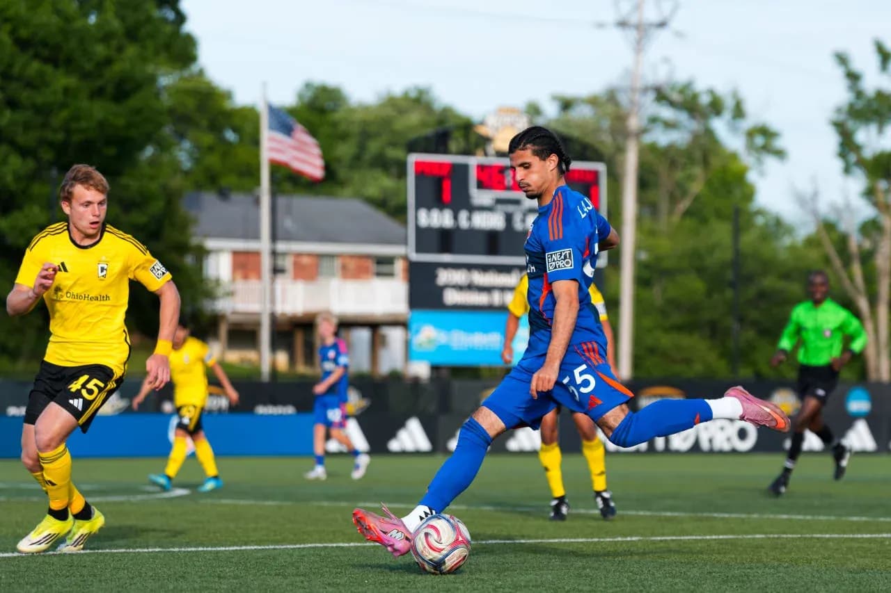 Jugador de FC Cincinnati II disparando al balón Jugador de FC Cincinnati II disparando al balón