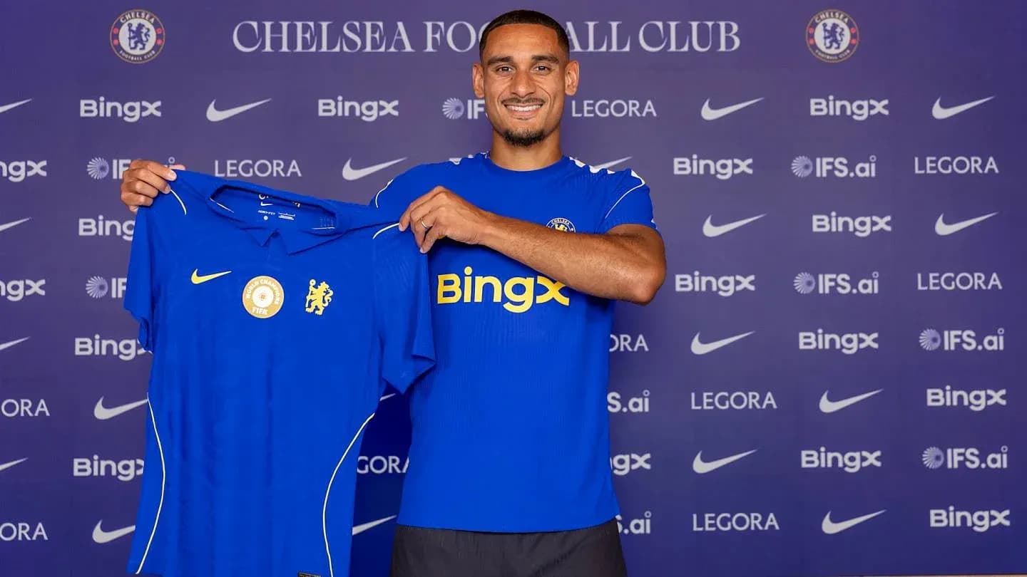 Jugador de Chelsea mostrando su camiseta nueva Jugador de Chelsea mostrando su camiseta nueva