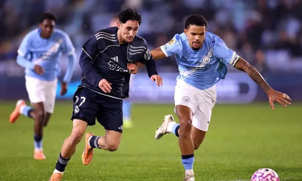 Jugador de Real Madrid corriendo con balón ante Manchester City Jugador de Real Madrid corriendo con balón ante Manchester City