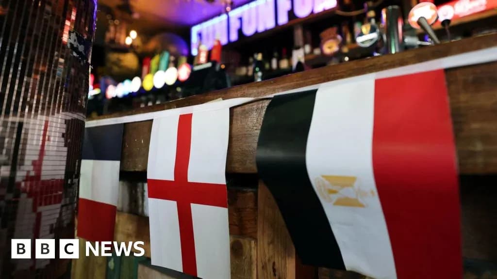 Banderas de Francia, Inglaterra y Egipto en un bar Banderas de Francia, Inglaterra y Egipto en un bar