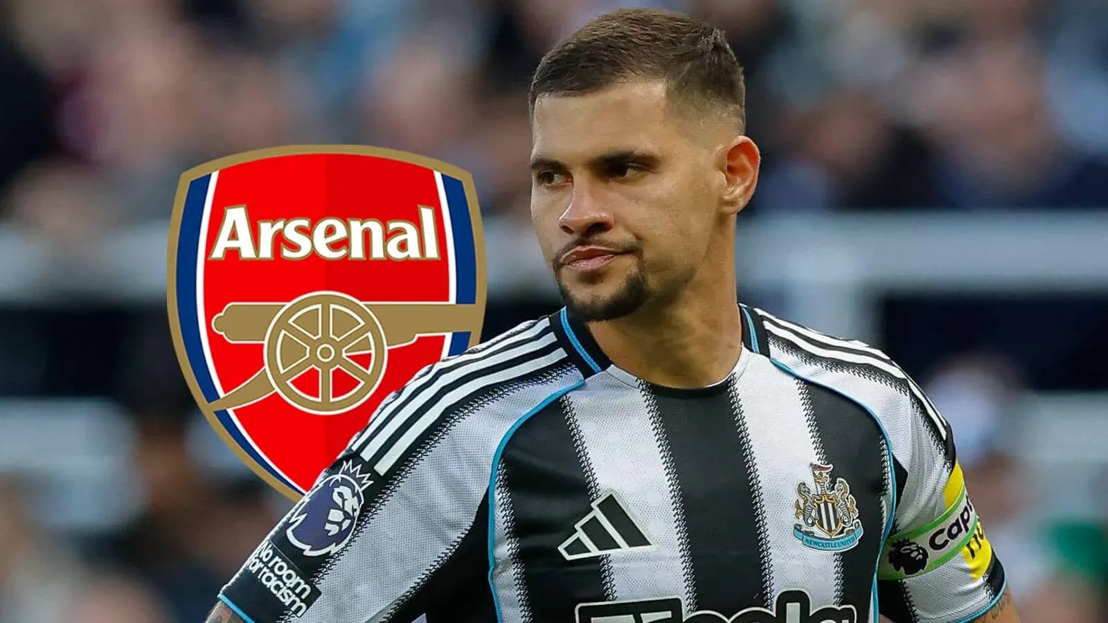 Jugador de Newcastle con el escudo de Arsenal Jugador de Newcastle con el escudo de Arsenal