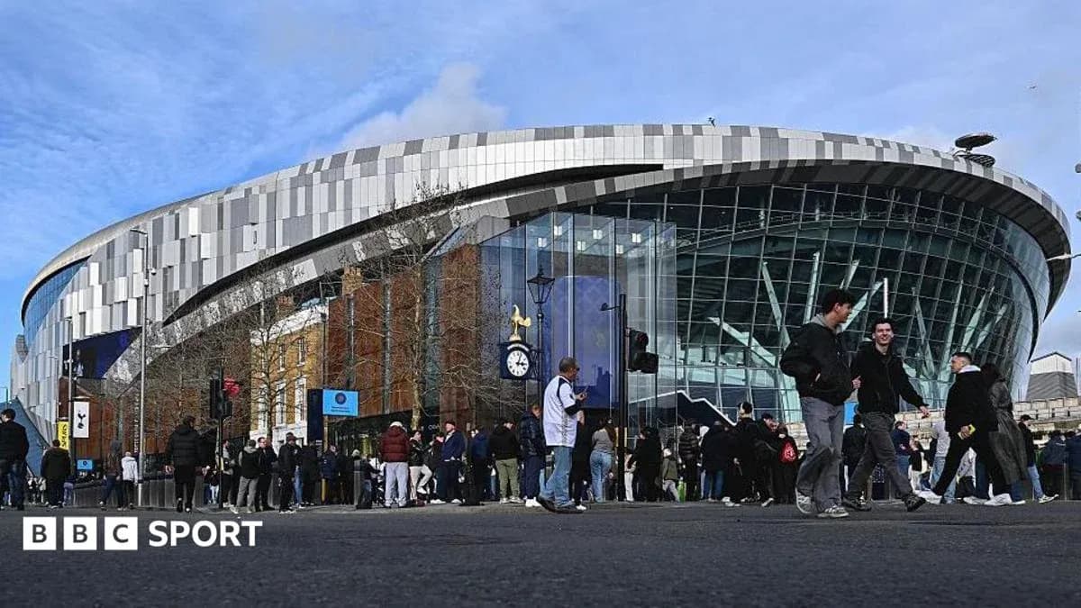 Aficionados frente al estadio de Tottenham Hotspur Aficionados frente al estadio de Tottenham Hotspur