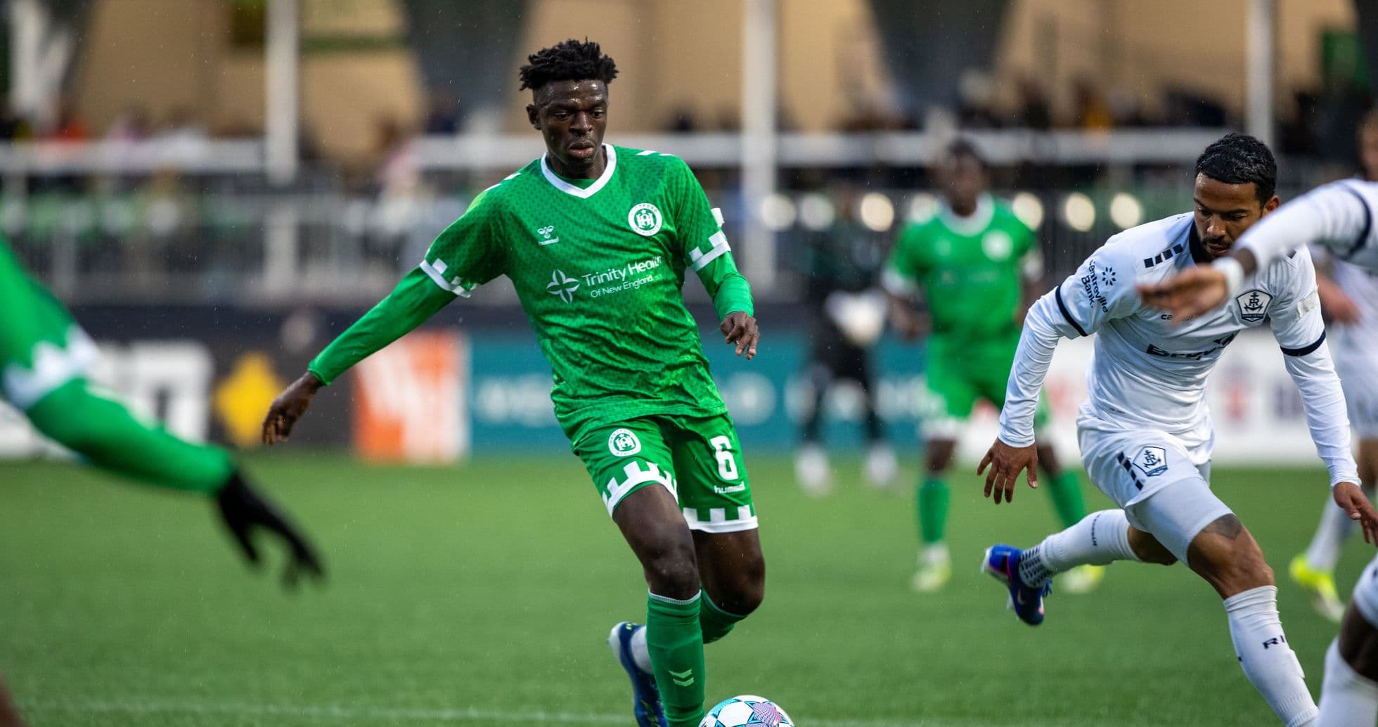 Jugador de Hartford Athletic controla el balón Jugador de Hartford Athletic controla el balón