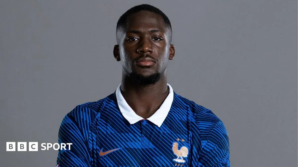 Jugador de fútbol con camiseta azul de Francia Jugador de fútbol con camiseta azul de Francia