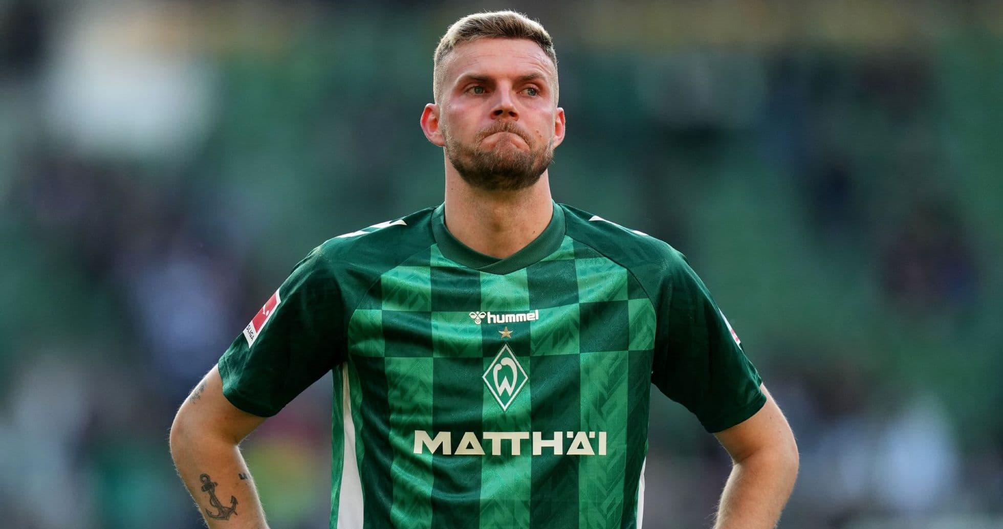 Jugador de Werder Bremen en el campo durante el partido Jugador de Werder Bremen en el campo durante el partido