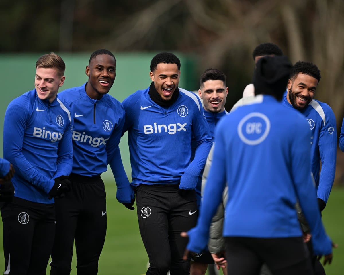 Jugadores de Chelsea FC riendo en entrenamiento Jugadores de Chelsea FC riendo en entrenamiento