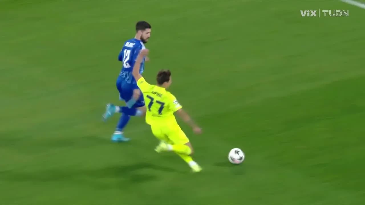 Jugador de Dinamo Zagreb persiguiendo el balón Jugador de Dinamo Zagreb persiguiendo el balón