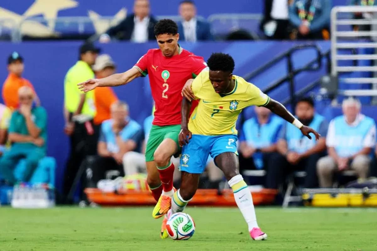 Jugador de Brasil driblando a defensor de Marruecos Jugador de Brasil driblando a defensor de Marruecos
