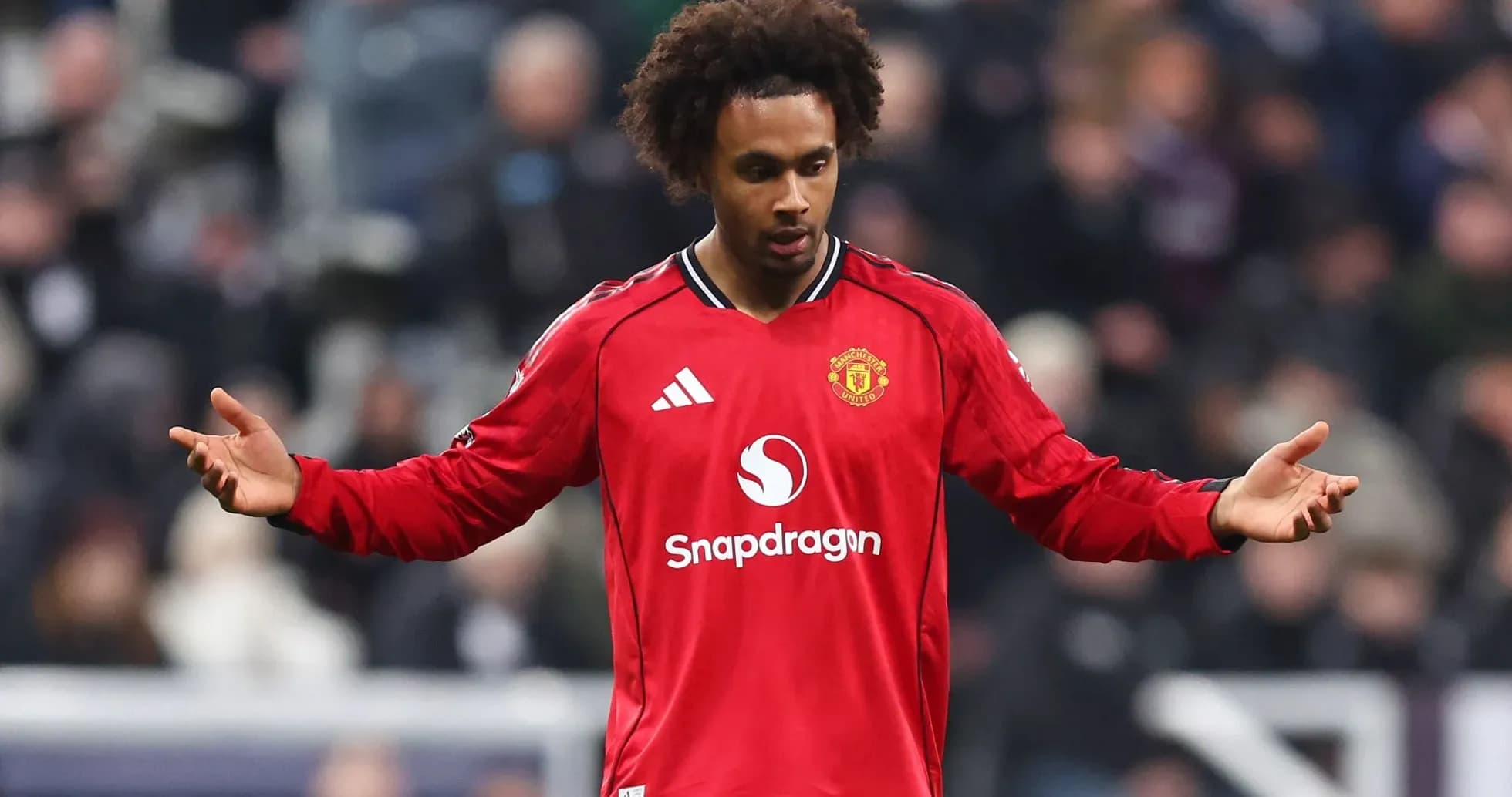 Jugador de Manchester United con camiseta roja en el campo Jugador de Manchester United con camiseta roja en el campo