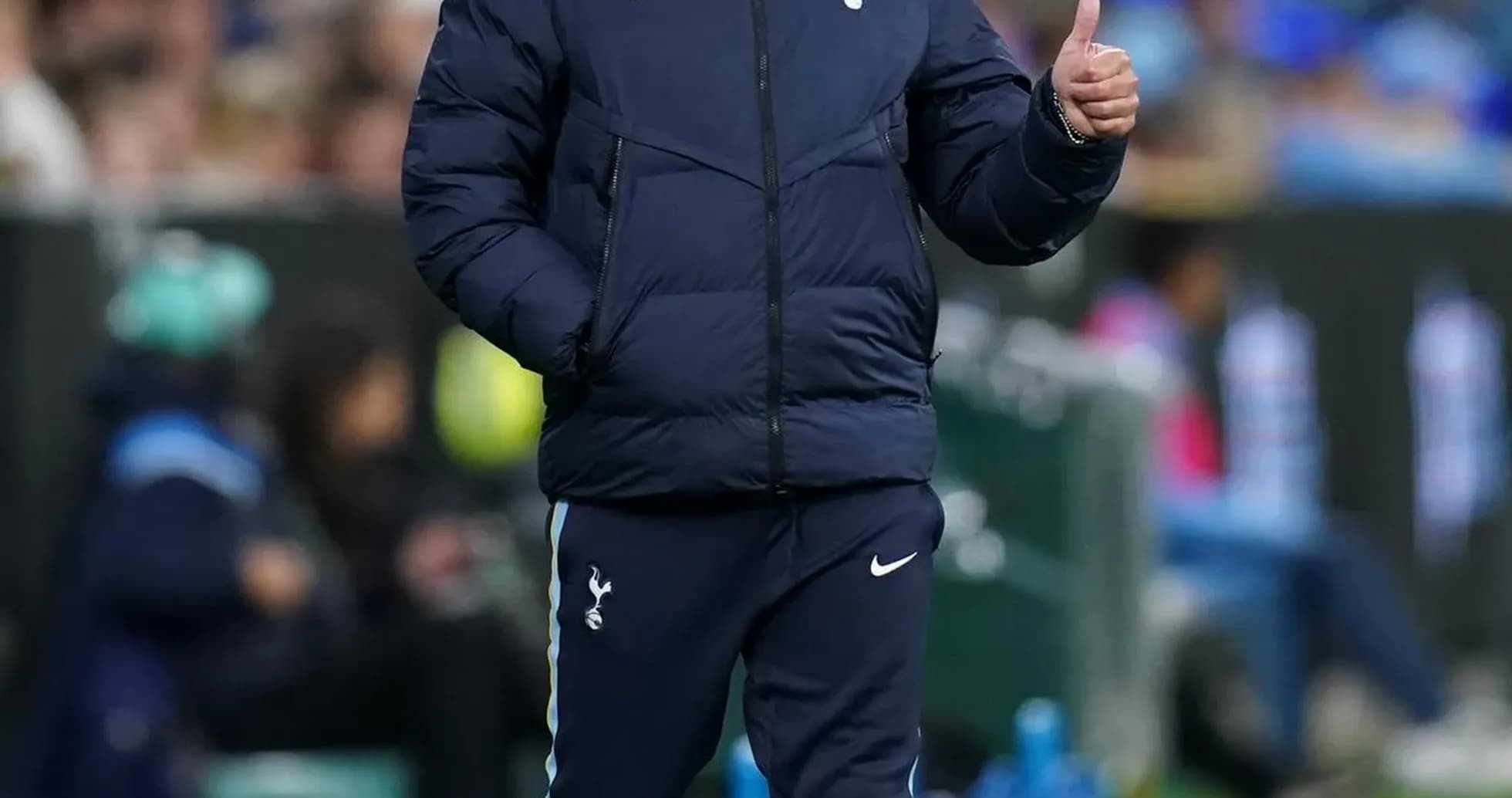 Entrenador de Tottenham caminando en la línea de banda Entrenador de Tottenham caminando en la línea de banda
