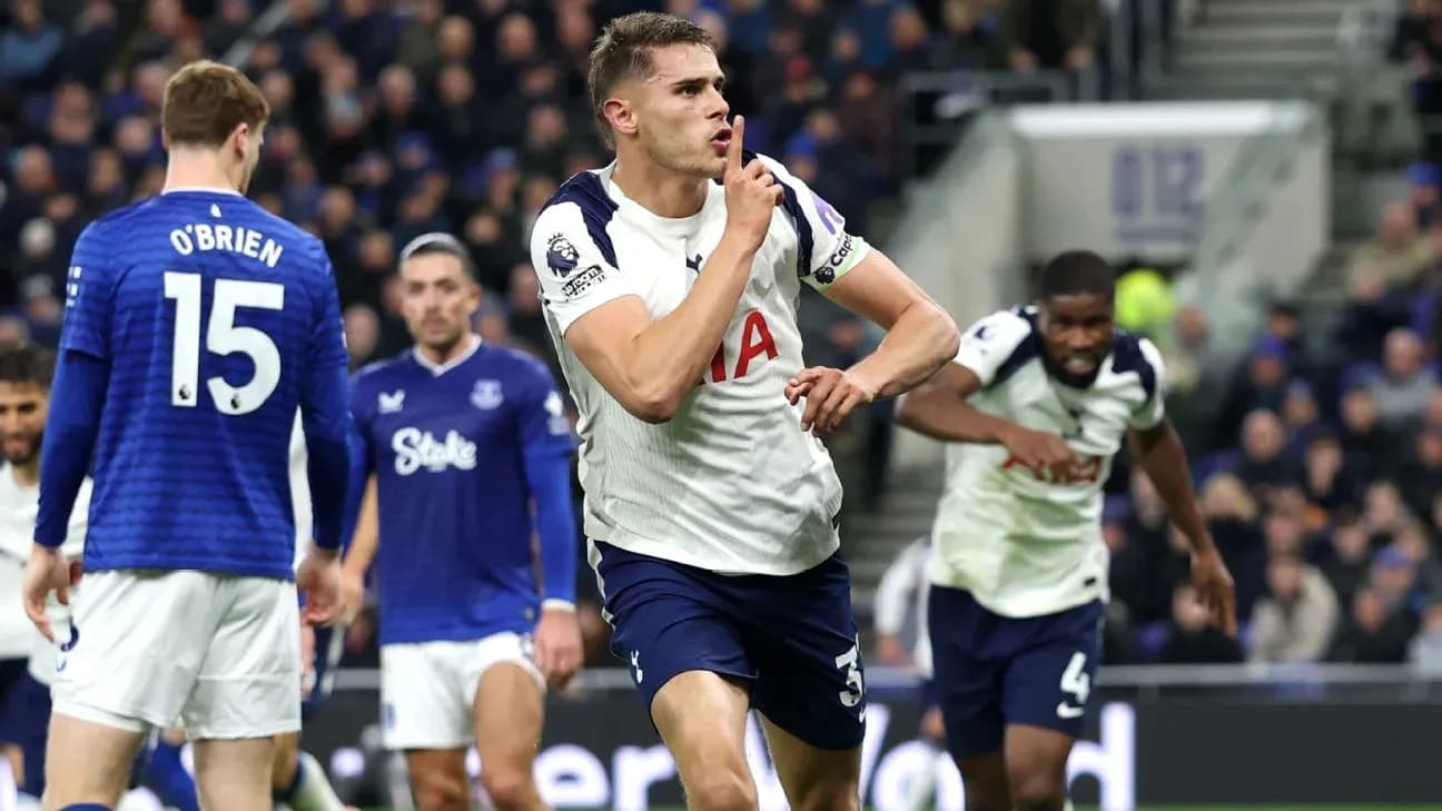 Jugador de Tottenham celebra un gol contra Everton Jugador de Tottenham celebra un gol contra Everton