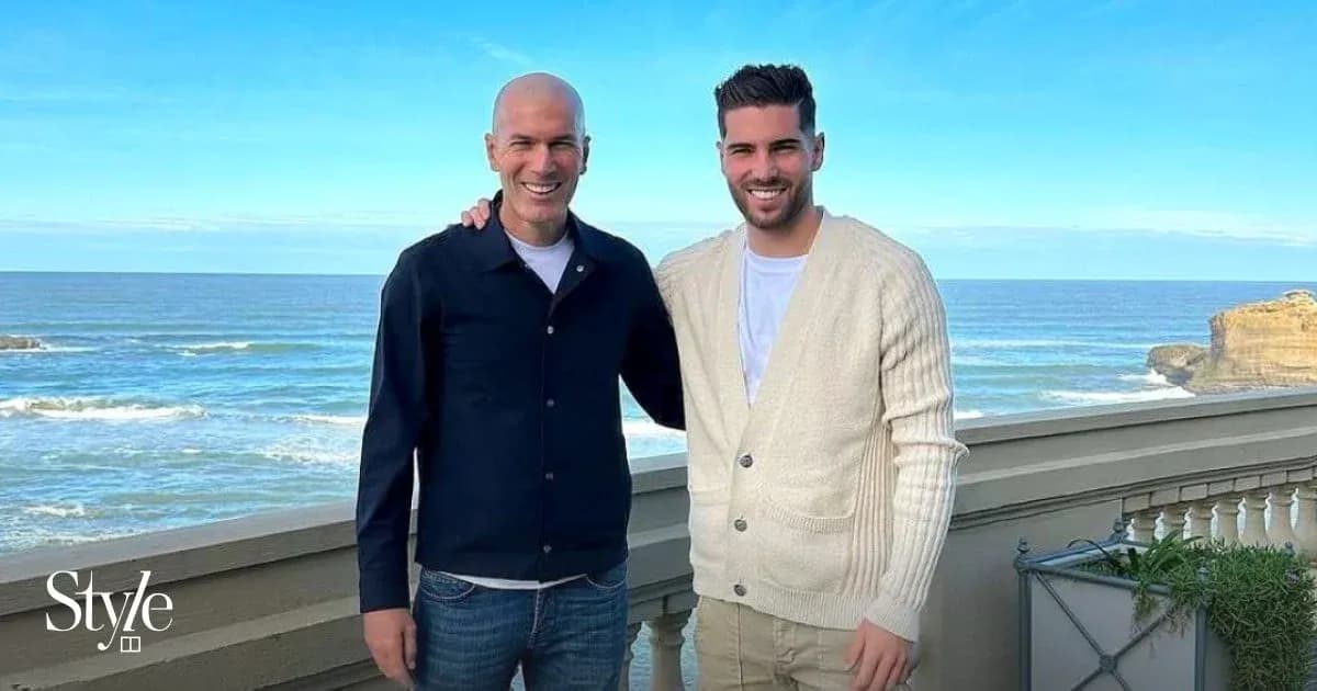 Dos hombres posando frente al mar en un balcón Dos hombres posando frente al mar en un balcón