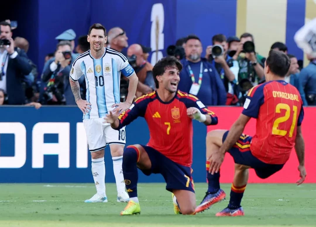 Lionel Messi y jugadores de España en el partido Lionel Messi y jugadores de España en el partido