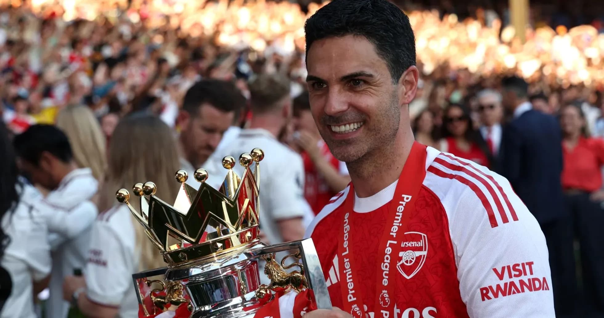 Entrenador de Arsenal sosteniendo el trofeo de la Premier League Entrenador de Arsenal sosteniendo el trofeo de la Premier League