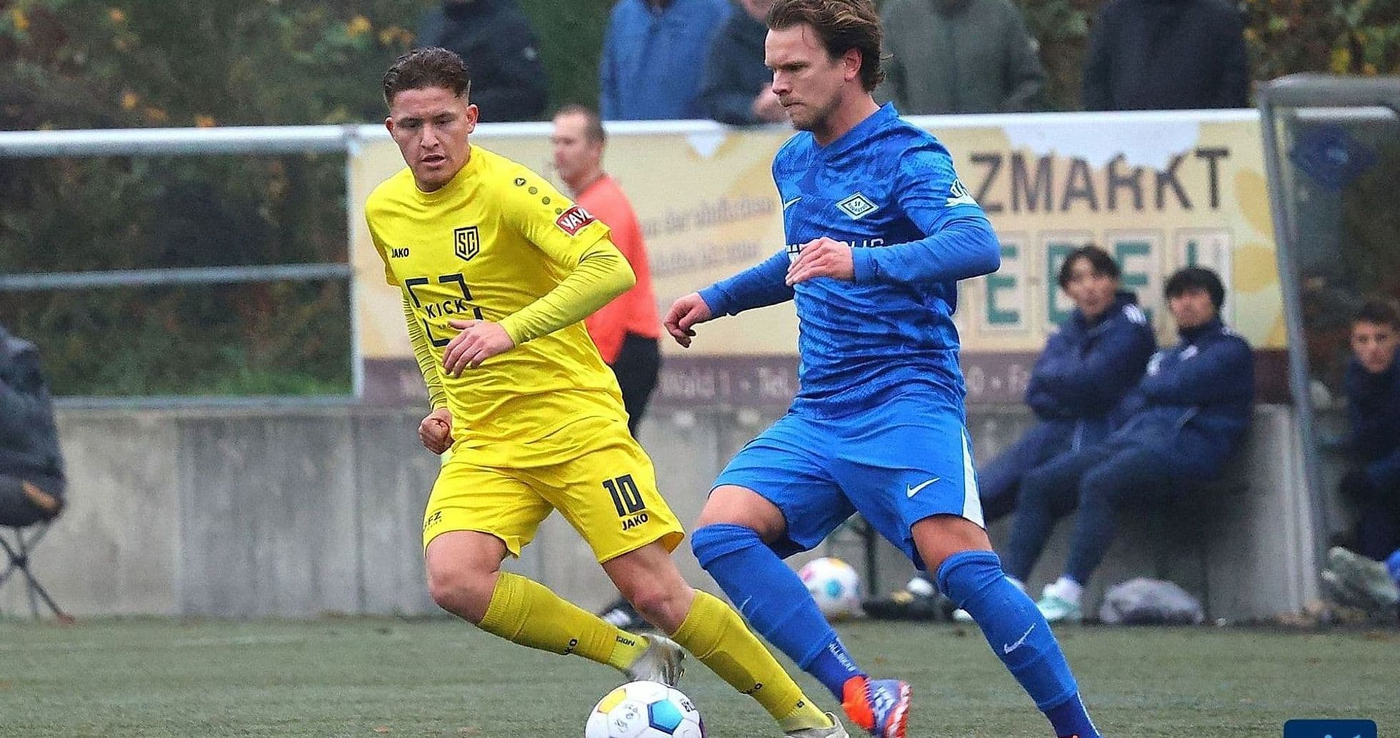Jugadores de Büderich y SF Baumberg en acción Jugadores de Büderich y SF Baumberg en acción