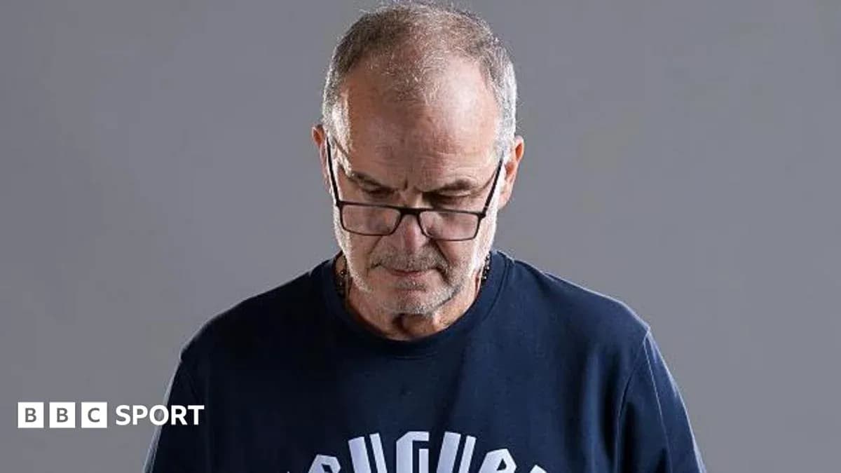 Hombre con gafas mirando hacia abajo en fondo gris Hombre con gafas mirando hacia abajo en fondo gris