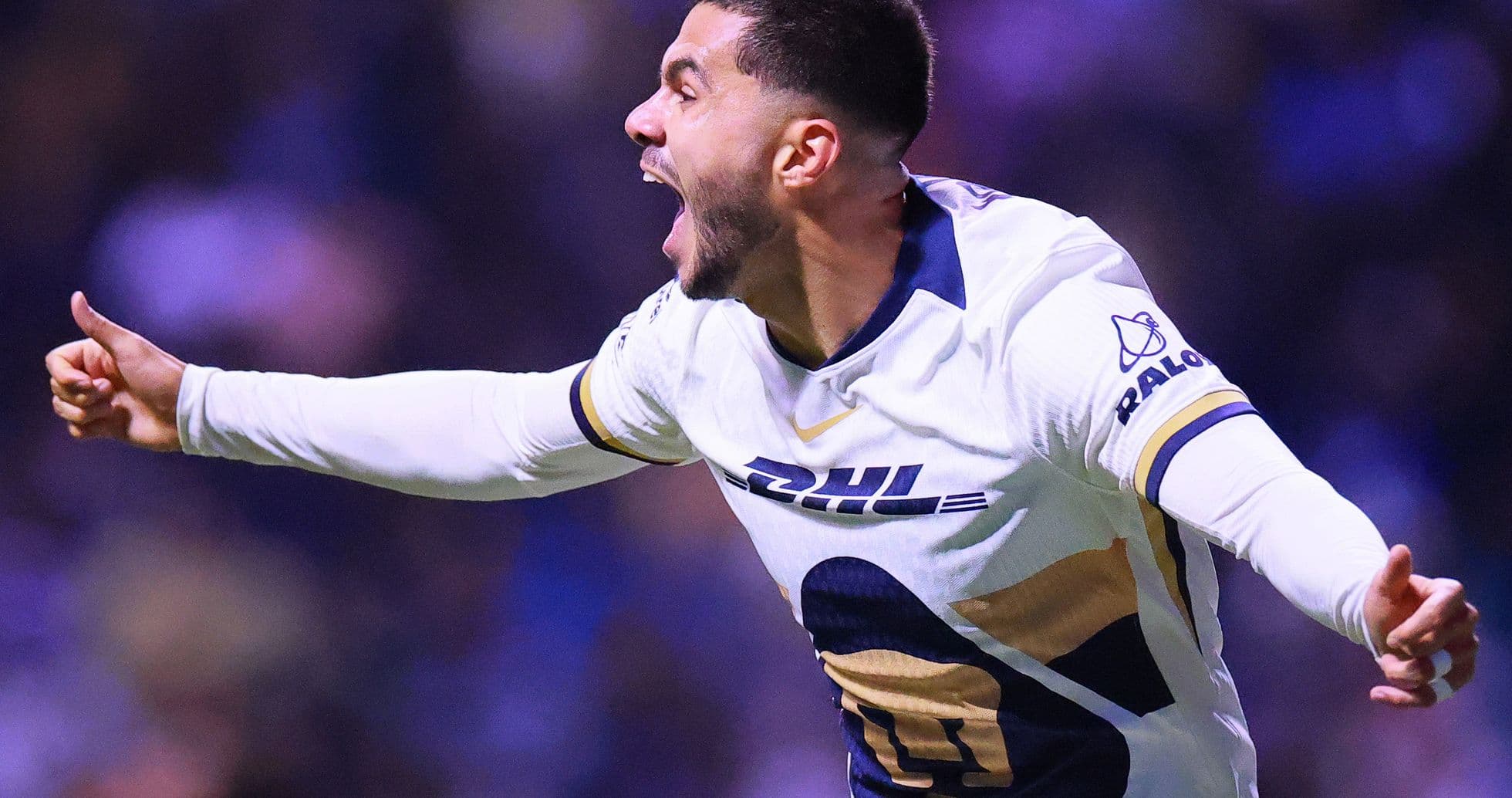Jugador de Pumas celebrando un gol Jugador de Pumas celebrando un gol