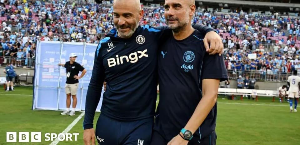 Entrenadores abrazándose tras el partido en el estadio Entrenadores abrazándose tras el partido en el estadio