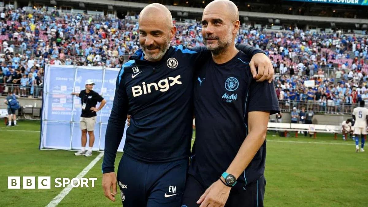 Entrenadores abrazándose tras el partido en el estadio Entrenadores abrazándose tras el partido en el estadio