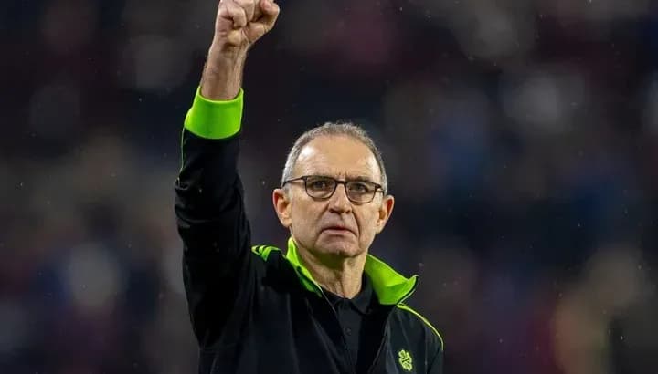 Entrenador levantando el puño en señal de victoria Entrenador levantando el puño en señal de victoria