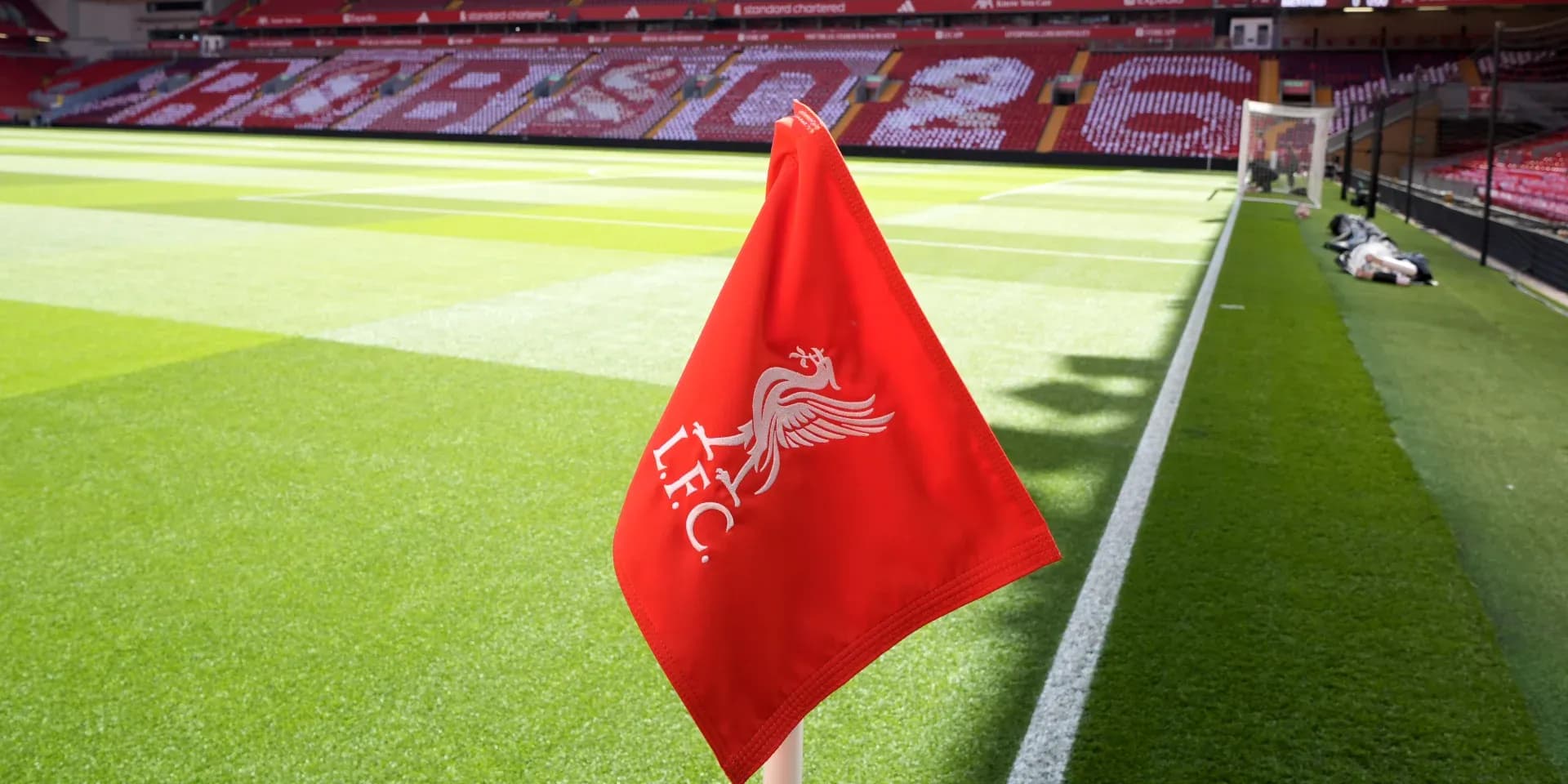 Esquina con bandera de Liverpool en el estadio Esquina con bandera de Liverpool en el estadio