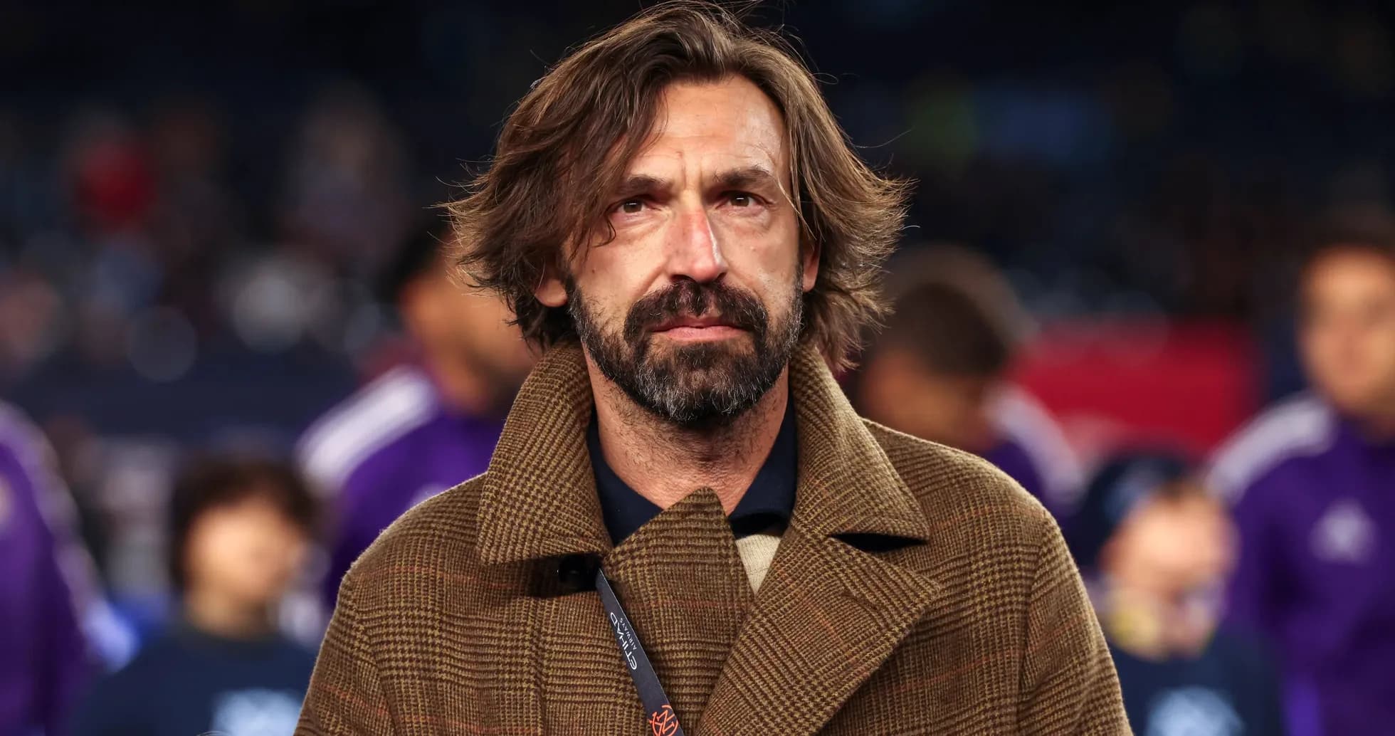 Entrenador con abrigo en el campo de juego Entrenador con abrigo en el campo de juego