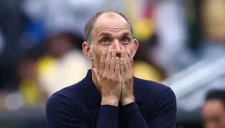Entrenador con las manos en la cara durante el partido Entrenador con las manos en la cara durante el partido