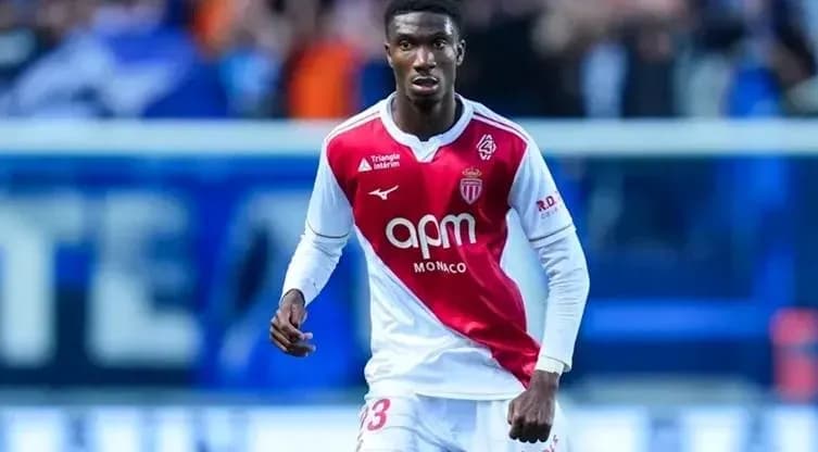 Jugador de Mónaco en acción durante el partido Jugador de Mónaco en acción durante el partido