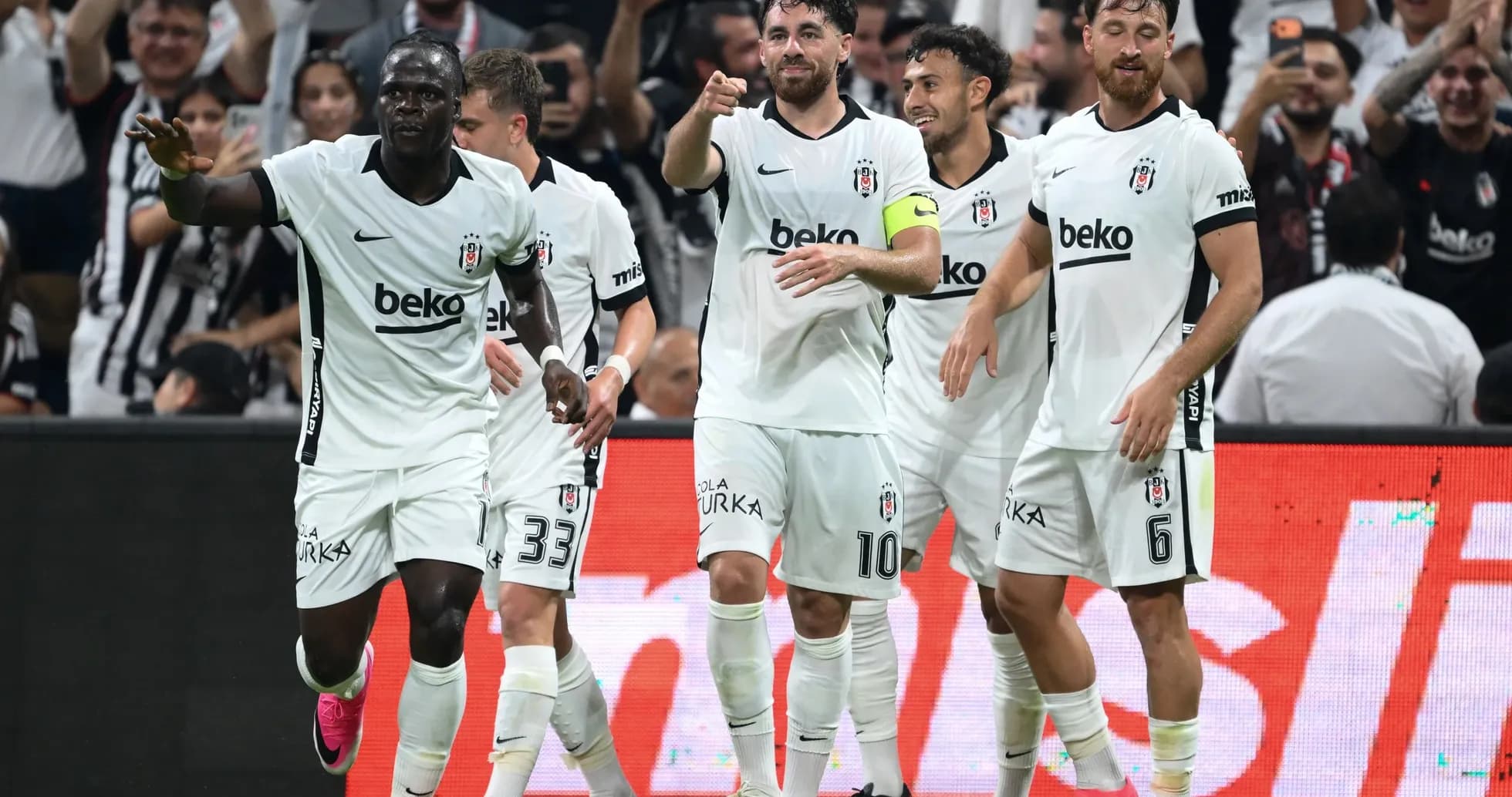 Jugadores de Beşiktaş celebrando un gol Jugadores de Beşiktaş celebrando un gol