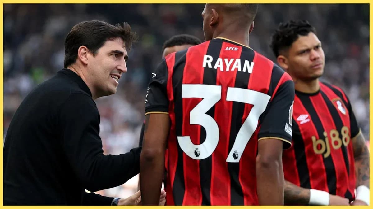 Entrenador hablando con jugadores de AFC Bournemouth Entrenador hablando con jugadores de AFC Bournemouth
