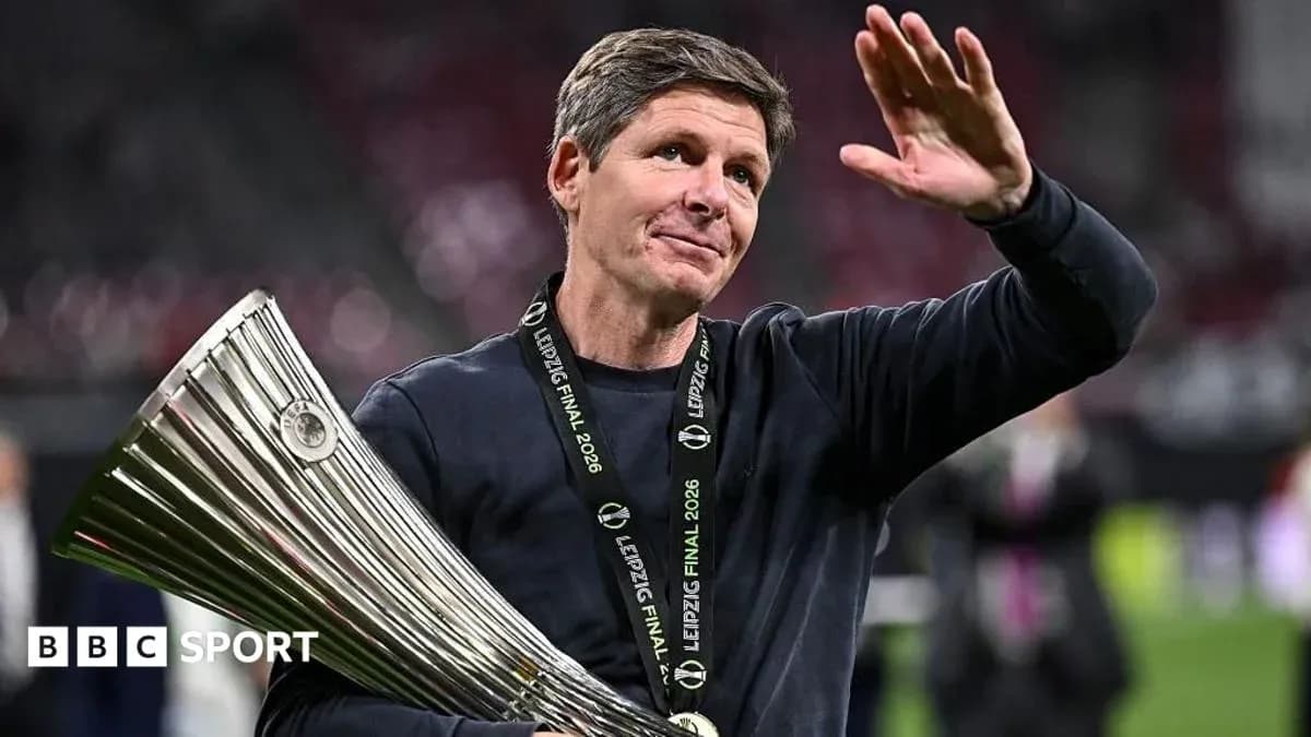 Entrenador sosteniendo trofeo y saludando tras la victoria Entrenador sosteniendo trofeo y saludando tras la victoria